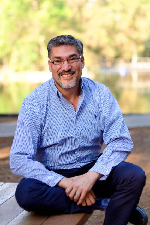 Fotografía de Héctor Cerbón sentado